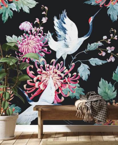 weiße japanische Kraniche und dunkle Blumentapete