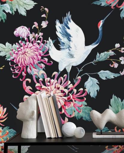 guindastes japoneses brancos e papel de parede floral escuro