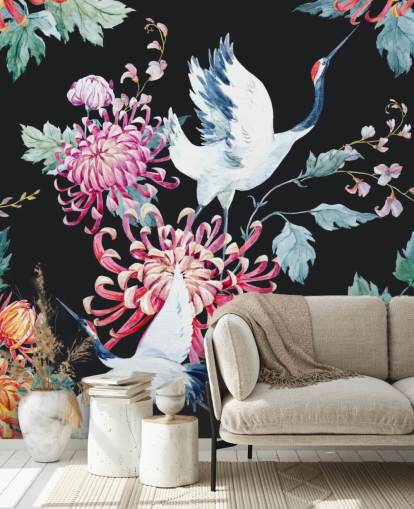 weiße japanische Kraniche und dunkle Blumentapete