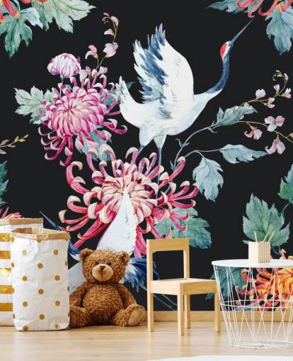 witte japanse kranen en donker bloemenbehang