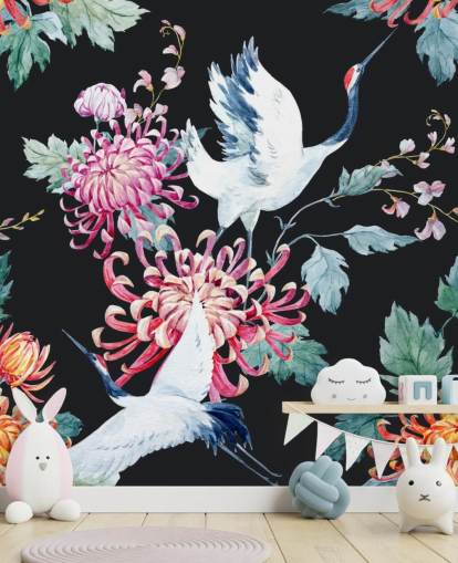 weiße japanische Kraniche und dunkle Blumentapete