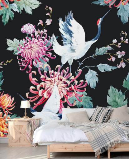 grullas japonesas blancas y papel pintado floral oscuro