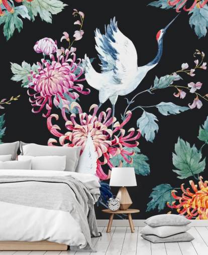 witte japanse kranen en donker bloemenbehang