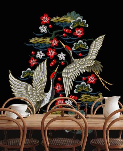 broderade par kranar och blommor på svart bakgrund tapeter