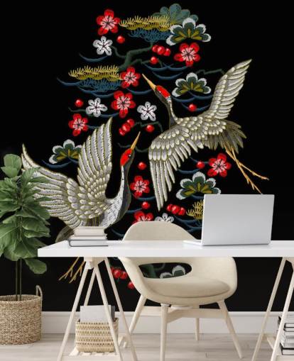 broderade par kranar och blommor på svart bakgrund tapeter