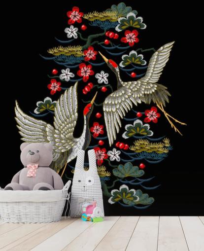 gesticktes Paar Kraniche und Blumen auf schwarzem Hintergrund gesticktes Paar Kraniche und Blumen auf schwarzem Hintergrund