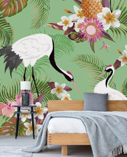 dois guindastes com folhagem tropical e papel de parede de fundo verde