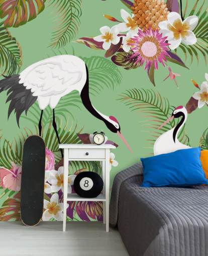 zwei Kraniche mit tropischem Laub und grünem Hintergrund