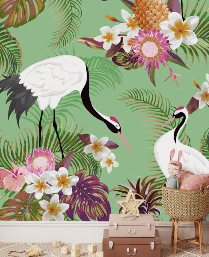 dois guindastes com folhagem tropical e papel de parede de fundo verde