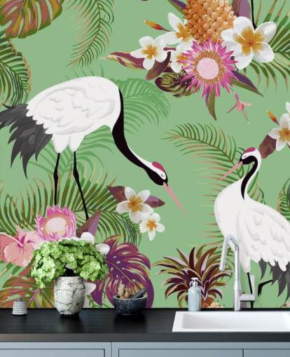 dos grullas con follaje tropical y papel tapiz de fondo verde
