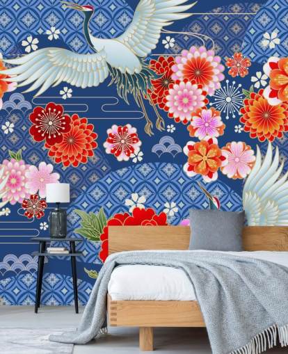 kranen en heldere bloemen tegen landschapsbehang met blauw patroon