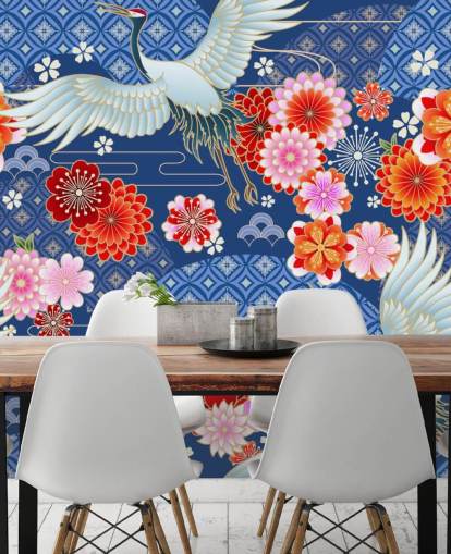 kranen en heldere bloemen tegen landschapsbehang met blauw patroon