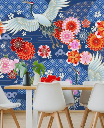 Kräne und leuchtende Blumen vor blau gemusterter Land Kräne und leuchtende Blumen vor blau gemusterter Land