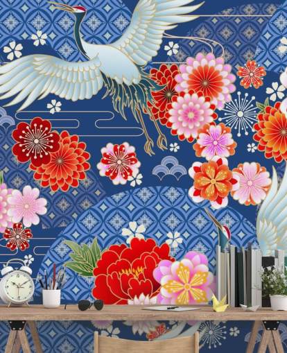 grullas y flores brillantes contra papel tapiz de paisaje azul