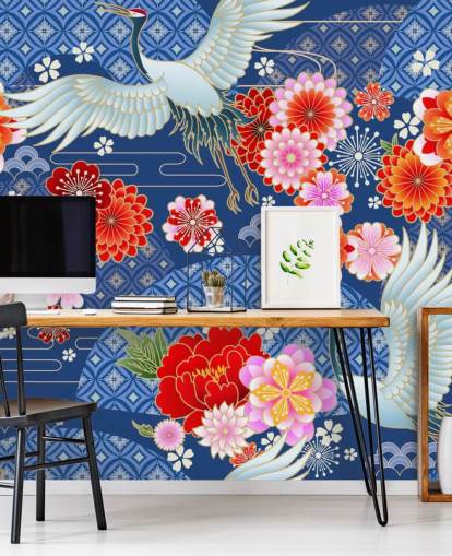 kranen en heldere bloemen tegen landschapsbehang met blauw patroon