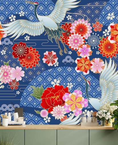 Kräne und leuchtende Blumen vor blau gemusterter Land