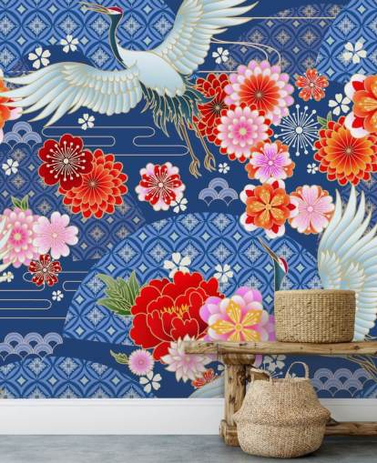 Kräne und leuchtende Blumen vor blau gemusterter Land