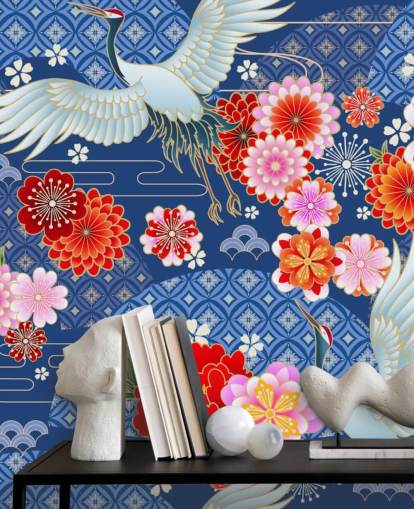 grullas y flores brillantes contra papel tapiz de paisaje azul