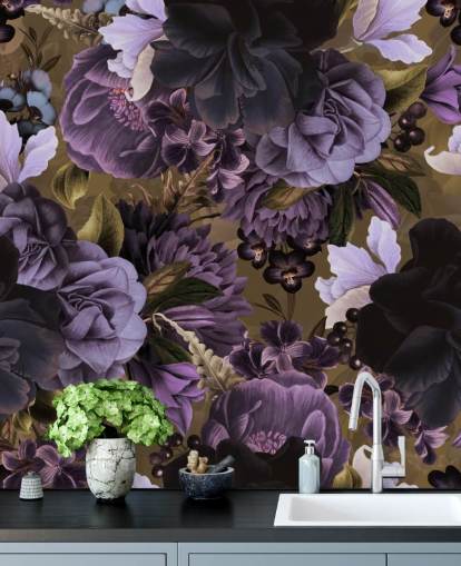 flores de peonía de color púrpura oscuro y morado claro sobre papel tapiz de fondo verde caqui