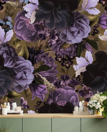 dunkelviolette und hellviolette Pfingstrosenblüten auf khakigrünem Hintergrund