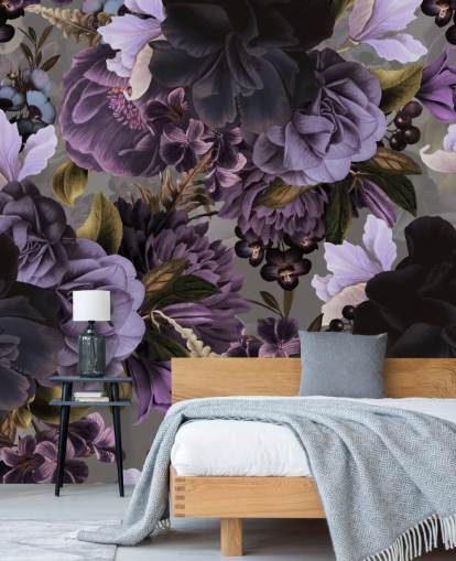 dunkelviolette Blumentapete mit grauem Hintergrund