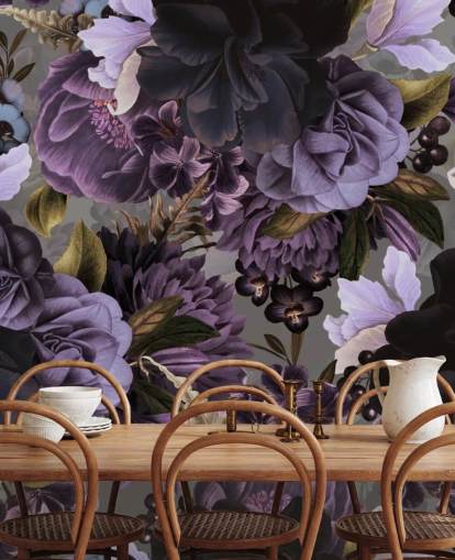 mørk lilla floral tapet med grå bakgrunn