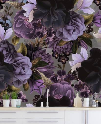 mørk lilla floral tapet med grå bakgrunn
