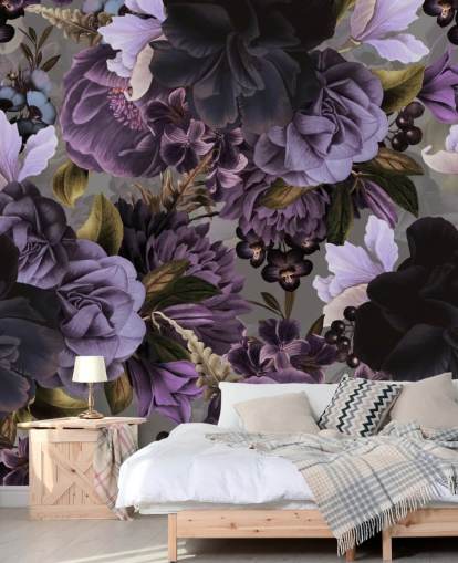 dunkelviolette Blumentapete mit grauem Hintergrund