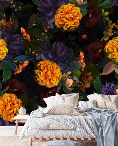 leuchtend orange Nelkenblüten mit lila und grünem Laub auf dunklem Hintergrund