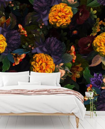 fiori di garofano arancione brillante con fogliame viola e verde su uno sfondo scuro