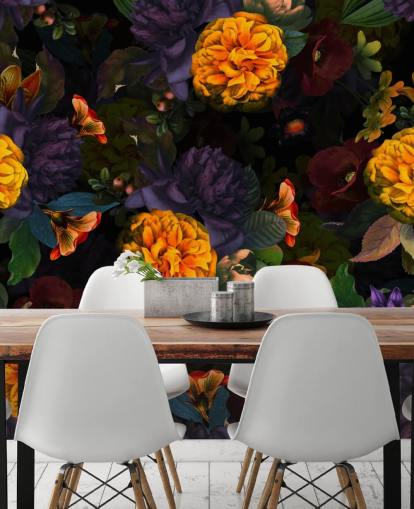 flores de clavel naranja brillante con follaje morado y verde sobre un fondo oscuro