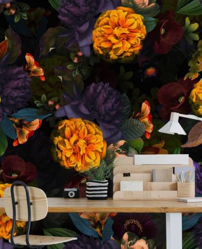 leuchtend orange Nelkenblüten mit lila und grünem Laub auf dunklem Hintergrund