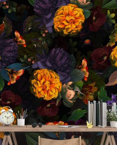 leuchtend orange Nelkenblüten mit lila und grünem Laub auf dunklem Hintergrund