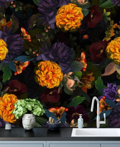 fleurs d'œillets orange vif avec un feuillage violet et vert sur un fond sombre papier peint