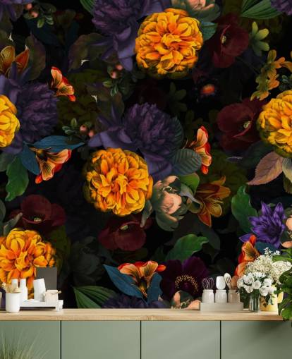 leuchtend orange Nelkenblüten mit lila und grünem Laub auf dunklem Hintergrund