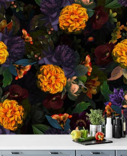 lyse oransje nellik blomster med lilla og grønt løvverk på en mørk bakgrunn tapet