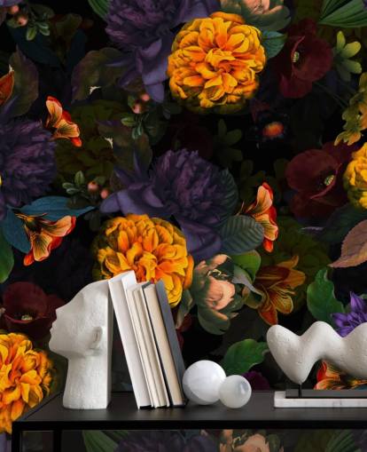 leuchtend orange Nelkenblüten mit lila und grünem Laub auf dunklem Hintergrund leuchtend orange Nelkenblüten mit lila und grünem Laub auf dunklem Hintergrund