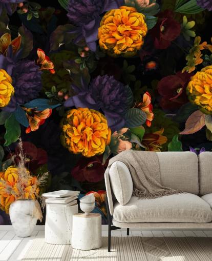 leuchtend orange Nelkenblüten mit lila und grünem Laub auf dunklem Hintergrund