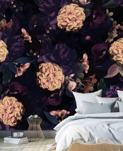 papier peint feuillage rose foncé et bleu marine avec des fleurs d'œillets rose clair