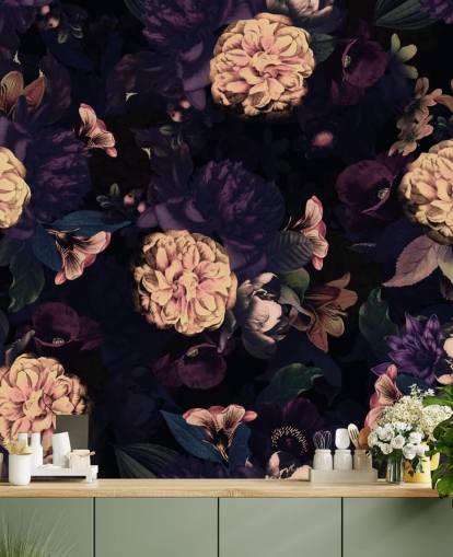 donkerroze en marineblauw blad met lichtroze anjerbloemen behang