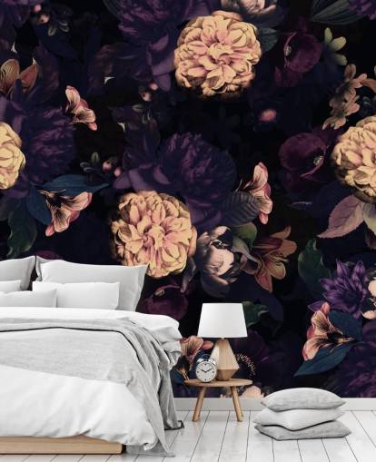 papier peint feuillage rose foncé et bleu marine avec des fleurs d'œillets rose clair