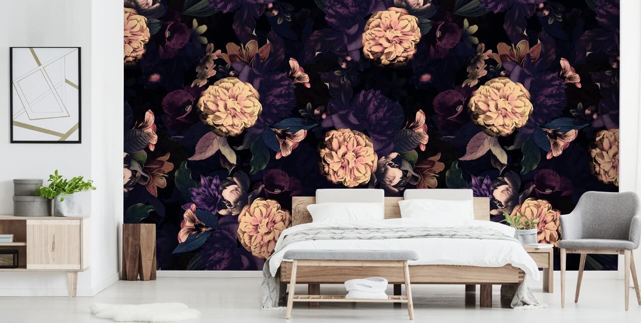 dunkelrosa und marineblaues Laub mit hellrosa Nelken Blumen-Tapete