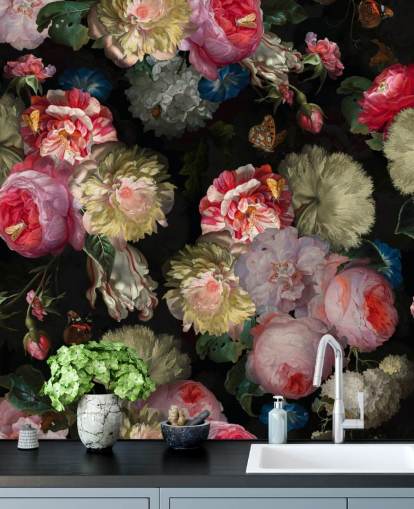 rosa Rosen und Schmetterling dunkle Blumentapete