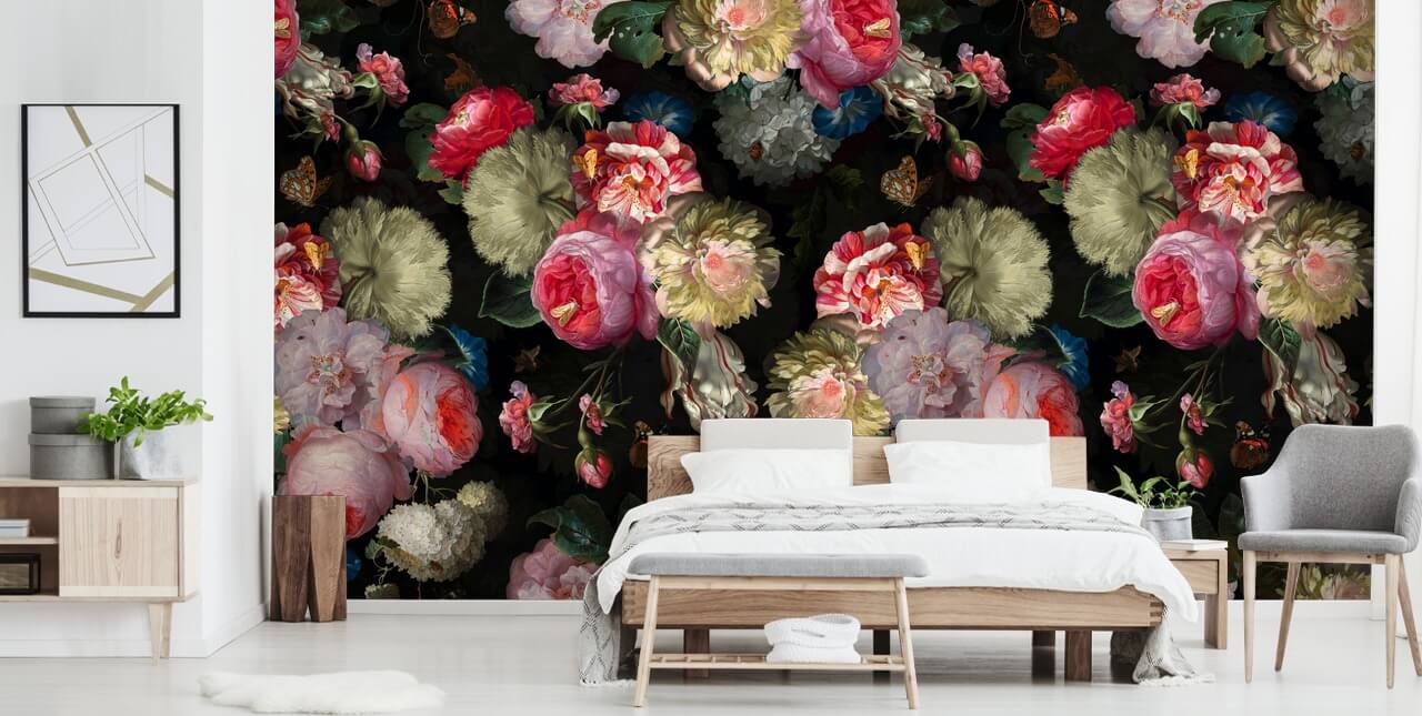 carta da parati floreale rosa e farfalla scura