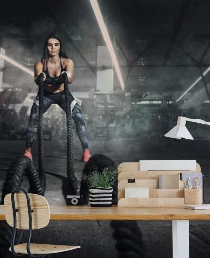 Entraîneur de fitness puissant femme musclée faire de l'entraînement de combat avec des cordes murales Entraîneur de fitness puissant femme musclée faire de l'entraînement de combat avec des cordes murales