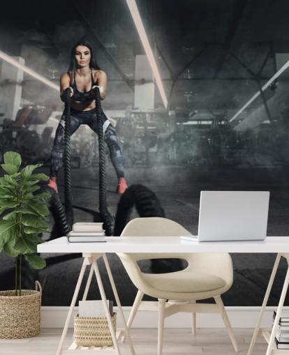 Potente entrenador físico mujer musculosa hacer entrenamiento de batalla con mural de cuerdas