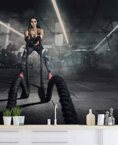 Entraîneur de fitness puissant femme musclée faire de l'entraînement de combat avec des cordes murales