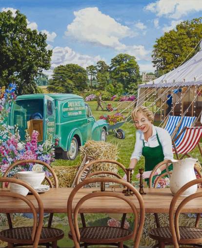 zwei Frauen bereiten Blumen für eine Hochzeit draußen Tapete