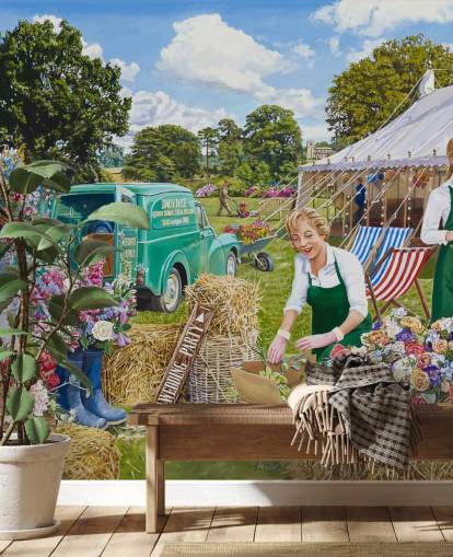 deux femmes préparant des fleurs pour un mariage en dehors du papier peint