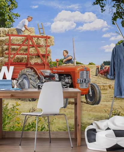 roter Traktor voller Heu mit Bauerntapete